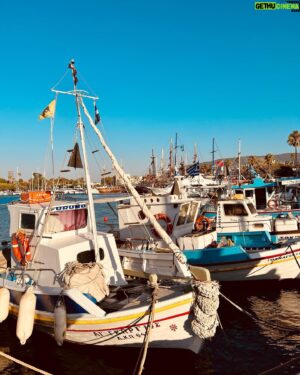 Fırat Topkorur Instagram - "Gölgede yaşayanlar güneşi göremezler" demişler fakat biz gölge yer bulamadık 1,3,5 ? 🏖☀️⛵️