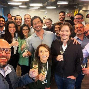 Flavio Passos Instagram - Puravida: um sonho realizado.

Agradeço a cada um de vocês que confiaram e participaram da construção desta empresa que beneficia a saúde de centenas de milhares de clientes em todo o Brasil.

Nada disso seria possível sem a confiança de tantos: clientes, amigos, parceiros, equipe, prescritores, lojistas, fornecedores, investidores.

Agradeço aos meus sócios, parceiros, diretores, gerentes, artistas do design gráfico ou do sensorial com ingredientes saudáveis.... ao time que realiza a curadoria de cada matéria prima, ao nosso premiado atendimento ao cliente, aos incansáveis trabalhadores da Puravida, quer estejam nas fábricas, quer estejam no escritório, ou no consultório de nutrição.

A arte de criar grande é saber inspirar outros talentos a sonharem na mesma página. Tive a boa fortuna de poder sonhar junto de outras mentes brilhantes. 

Quero agradecer especialmente ao meu grande amigo e sócio Adrian Franciscono, o parceiro que me ajudou a estruturar e escalar esta visão. Muito obrigado por confiar em mim!

É o início de uma nova era. Que a Puravida voe cada vez mais alto, e inspire cada vez mais pessoas e empresas a sonharem junto conosco, criando um mundo cada vez mais saudável, pacífico e feliz. Aloha!