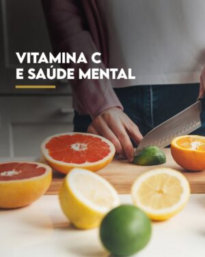 Flavio Passos Instagram - Vitamina C e saúde mental

A vitamina C é importante para manter a saúde mental, sendo que níveis baixos no organismo podem diminuir a vitalidade, o desempenho e funções cognitivas essenciais.

Segundo um estudo randomizado duplo-cego, publicado no European Journal of Nutrition em setembro deste ano, a suplementação aumentou efetivamente a motivação para o trabalho, o foco e contribuiu para um melhor desempenho em tarefas cognitivas que requerem atenção sustentada.
 
Ainda que a vitamina C atue em todo o corpo, com inúmeras funcionalidades, um dado curioso é que as concentrações mais altas são encontradas no cérebro, onde protege os neurônios do estresse oxidativo, induz a diferenciação e maturação dos neurônios e regula a síntese ou liberação de neurotransmissores, incluindo serotonina e dopamina.

A pesquisa demonstra que o status inadequado de vitamina C está relacionado a um baixo nível de vitalidade mental e que a ingestão inadequada deste nutriente é prevalente entre adultos jovens, mesmo em países industrializados.

A baixa ingestão é generalizada pois ela é volátil e se perde nas etapas de processamento, cozimento e armazenamento. Apenas alimentos frescos, como folhas verdes cruas, frutas cítricas, acerola, fornecem boas quantidades de vitamina C. 

Este é, portanto, um dos suplementos básicos. 

Além do benefício apontado neste estudo, a vitamina C possui inúmeras funções vitais: ajuda a construir e manter o colágeno, é fundamental para o equilíbrio entre redução e oxidação, protege os vasos sanguíneos e é um importante antioxidante, ajudando o corpo a neutralizar o excesso de  radicais livres.

Estudo citado: https://link.springer.com/article/10.1007/s00394-021-02656-3