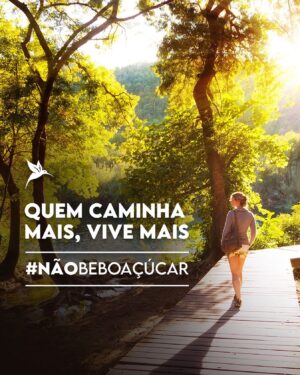 Flavio Passos Instagram - Mais um estudo confirma que caminhar é uma atividade pró longevidade.

A pesquisa, publicada no JAMA no começo deste mês, descreve que o ponto ideal está em atingir algo entre 7000 e 10.000 passos diários, sendo este o nível de esforço mais efetivo para colher os maiores benefícios para a longevidade, diminuindo em 40% os riscos de mortalidade por TODAS as causas.

Isto é muito significativo!
Na prática, os riscos de mortalidade aumentam quando você dá menos do que 7.000 passos por dia, e, ao mesmo tempo, ultrapassar os 10.000 passos não proporciona benefícios adicionais em relação aos riscos de mortalidade.
Sendo assim, busque oportunidades no seu dia a dia para caminhar mais.

Mas, apesar de todos os benefícios fundamentais, a atividade física não pode compensar os erros nutricionais e o excesso de calorias vazias, tão comum na dieta moderna.

O primeiro passo sugerido para a recuperação e otimização da saúde metabólica é diminuir ou eliminar o consumo de bebidas com açúcar adicionado, já que, de acordo com as estatísticas, 40% das calorias de açúcar consumidas por uma pessoa diariamente estão na forma de bebidas açucaradas - não apenas refrigerantes, mas também sucos, chás, iogurtes, achocolatados, cafés e tantas outras.

Quando não estamos sozinhos na busca por um objetivo, podemos nos ajudar e nos fortalecer juntos. Podemos compartilhar nosso progresso, ideias, estratégias e as soluções que utilizamos para vencer os diferentes obstáculos - os desejos, o convívio social, a memória afetiva.
Uma boa forma de fazer isso é participando do Desafio #NãoBeboAçúcar, lançado pela Puravida nessa semana.

É um convite para você eliminar o açúcar de forma gradual na sua dieta. Primeiramente no período da manhã, depois à tarde, de noite... até completar 24 horas sem açúcares líquidos.

Dê esse presente para a sua saúde. Acesse o site: naobeboacucar.com.br, e conheça todos os detalhes necessários para participar. É gratuito! Mas tem imenso valor. COMPARTILHE!

Estudo: https://jamanetwork.com/journals/jamanetworkopen/fullarticle/2783711