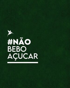 Flavio Passos Instagram - Essa semana a Puravida lançou uma iniciativa de extrema importância para todos. É o Desafio #NãoBeboAçúcar.

Se ainda não está participando, este post é para você. Sugiro que leia até o fim, pois ele pode ser decisivo na forma como você lida com esse ingrediente.

O primeiro ponto que precisa ser compreendido é que açúcar é caloria vazia de nutrição. Ou seja, não alimenta o corpo e, portanto, não gera o sinal hormonal de saciedade.

O excesso de calorias vazias, junto com a falta de nutrientes, é uma combinação que acaba com a saúde do metabolismo.

Atualmente, 9 em cada 10 pessoas sofrem com doenças metabólicas: obesidade, diabetes tipo 2, doenças cardíacas, hipertensão, gordura no fígado, a lista de consequências é longa.

A grande dificuldade em combater este vilão é que o açúcar tem o mesmo poder de drogas químicas no sistema nervoso. Após a ingestão, o cérebro libera substâncias que dão a sensação de imenso prazer e pede mais.

Você já percebeu isso?

A média de consumo diário de açúcar adicionado é de 22 colheres por dia. Isto equivale a quase 90g, e excede em pelo menos 5 vezes a recomendação diária dos órgãos oficiais.

E sabe da onde vêm 40% de todo o açúcar que as pessoas consomem? Das bebidas adoçadas.

Por isso, eliminar o açúcar que você bebe já é um grande passo. E é disso que se trata o Desafio #NãoBeboAçúcar.

Comece eliminando essas bebidas no período da manhã, até às 12h. Quando se sentir confortável, elimine também as bebidas doces da tarde, até às 18h. Enfim, inclua no seu desafio o período noturno, até completar 24h sem beber açúcar.

Crie um Reels no Instagram contando sobre como está sendo seu desafio. Conte sobre as substituições que você fez, como você se sentiu, quais os benefícios, o que mudou na sua rotina e na sua qualidade de vida.

Marque @puravida.com.br na sua publicação e use a hashtag #naobeboacucar

A Puravida criou uma página com informações muito ricas para você.

Acesse: naobeboacucar.com.br

Eu estou participando. E vou ficar muito feliz em ver a sua participação.