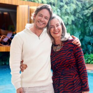 Flavio Passos Instagram - No vasto oceano da existência humana, navegamos guiados por dois faróis inescapáveis: a presença de nossos pais. Dentre eles, a mãe é a primeira mão que nos toca, a primeira voz que nos acalma, a primeira presença que nos ensina o amor.

A mãe é o molde, a forma original a partir da qual todas as nossas percepções do feminino são forjadas.

Cada mulher que encontramos - parceira, filha, amiga, colega - é vista através do prisma desse primeiro relacionamento. Esse prisma, as vezes claro, as vezes distorcido, molda a maneira como sentimos e interagimos com o universo feminino.

A mãe nos introduz ao universo da empatia e da conexão emocional. É através desse vínculo primal que aprendemos a apreciar a essência do feminino, a respeitar sua força e a reconhecer sua delicadeza.

Cultivar uma relação saudável com a própria mãe é primordial para viver com saúde emocional. A qualquer momento - e em qualquer idade - estar com o coração aberto para a própria mãe é como ter acesso a uma corda de amor, a qual nos puxa para fora de nossas próprias profundezas, nos ajuda a superar adversidades e nos permite florescer como seres humanos completos e amorosos.

Honrar a figura materna é, portanto, mais do que uma expressão de gratidão. 

É um reconhecimento de que ela é a fundação de nosso relacionamento com o feminino, a pedra angular do equilíbrio psicoemocional. Harmonizar-se com a mãe abre o caminho para relacionamentos mais saudáveis, autênticos e amorosos com todas as mulheres em nossas vidas.

Caso você se perceba caindo nos mesmos buracos e dinâmicas de sempre em diferentes relacionamentos com as mulheres de sua vida... talvez seja o momento de voltar-se para dentro e examinar a relação que você mantém com sua própria mãe.

Querida mãe, obrigado por ser este farol tão importante para mim. Agradeço por todos os momentos de amor, de cuidado, de suporte e de sabedoria. Tudo de valor que pude construir nesta vida só existe por que você existe, e cuidou tão bem de mim. Sorria! Minhas vitórias são suas também. 🫂❤️