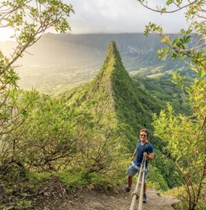 Flavio Passos Instagram - Essa foto do início de 2020 é uma lembrança do dia em que acordei 3:50am para escalar uma escarpa  íngreme em Oahu, Hawaii.

Ver o sol surgir no horizonte iluminando uma das paisagens mais espetaculares foi algo que marcou meu espírito de forma especial. 

Enquanto subia, meu coração me dizia: "Tudo é possível". Levei este momento comigo, que certamente não cabe em uma imagem.

Para mim, ser fisicamente capaz de escalar uma montanha tem um sentido especial: fui um adolescente obeso e asmático, e mal conseguia subir a ladeira da minha rua lá em BH, minha cidade natal. 

Aos 15, decidi aprender a usar minha alimentação para construir minha saúde. E, em pouco tempo, fiquei impressionado com as transformações tão significativas que minha saúde experimentou.

Este foi o início da Puravida, que comecei sozinho em 2007, e hoje atende mais de 150.000 clientes, está em quase 7000 lojas em todo o Brasil e coleciona depoimentos de milhares de pessoas que, assim como eu, tiveram a chance de aprender a nutrir a saúde com aquilo que a permite prosperar.

"Tudo é possível." Até hoje repito este mantra, forjado ao longo de toda uma vida, e que dominou meu pensamento no dia desta foto. É uma lembrança que me impulsiona a continuar crescendo.

Agradeço a todos os que confiaram em mim e na equipe brilhante que tive a oportunidade de reunir em torno deste sonho.

Desejo que, neste final de ano, você possa reunir motivos inquestionáveis para iniciar 2022 consolidando o projeto de priorizar a própria saúde acima de qualquer outra forma de riqueza material.

Todo o resto fica melhor, mais fácil e mais prazeroso a partir disto. Cheers! 🌿💚