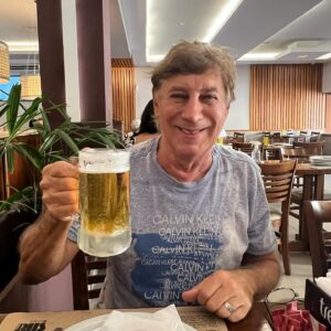 Flávio Venturini Instagram - Um brinde ao calor do Rio e relaxando um pouco para o show de hoje no Qualistage com Sá e Guarabyra e 14 Bis.