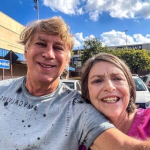Flávio Venturini Instagram - Quando a gente perde os entes queridos,  principalmente mãe e pai a gente sente que é uma perda irreparável, mas os amigos ajudam muito a cuidar da gente com sua amizade e seu amor. Conheci Claudia Cimbleris no dia do seu niver de 15 anos e a gente não se largou nunca mais! Tenho muitos amigos queridos mas no dia de hoje ela representa muito bem esse carinho! Feliz dia das mães para todas as mamães.