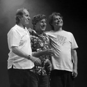 Flávio Venturini Instagram - Que honra dividir o palco com esses dois amigos irmãos.
Artistas de laços históricos no movimento “Clube da Esquina” ontem no Rio de Janeiro.

Foto: @marcelocastellobrancorj 

#betoguedes #loborges #flavioventurini