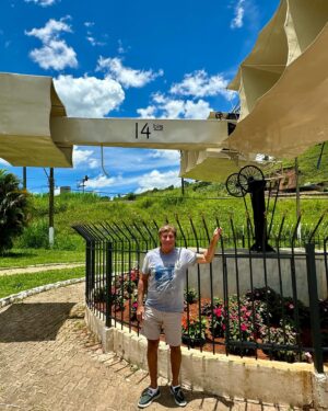 Flávio Venturini Instagram - Passando pela cidade de Santos Dumont parei para tirar uma fotinha. 

Foto: @produtosventurini 

#14bis #santosdumont #santosdumontmg #paidaaviação