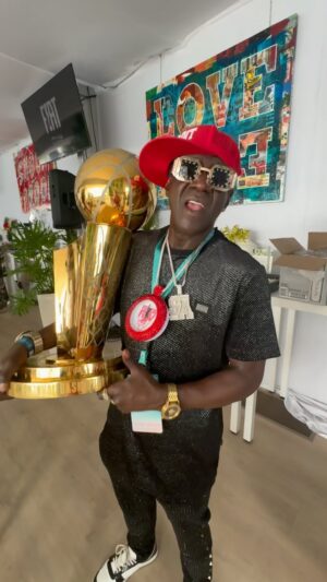 Flavor Flav Instagram - FLAVOR FLAV::: NEW YORK KNICKS,,!!!
I got your trophy right here in my hands 
LETS GO KNICKS,!!!!!
@nyknicks
