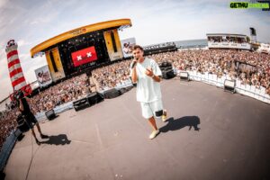 Flemming Viguurs Instagram - 😍CONCERT AT SEA😍
3 jaar achter elkaar dit fantastische festival mogen spelen en nu mochten we de MainStage openen! Wauw wat een energie, wat een heerlijk weer & wat een fijn publiek! Ontzettend bedankt dat we weer mochten spelen op dit prachtige festival❤️

X FLEM

📸: @olerethans