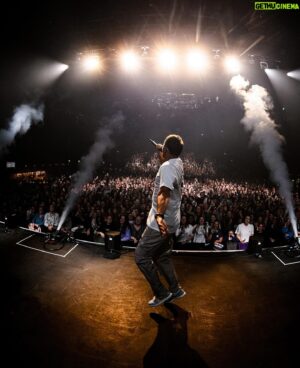 Flemming Viguurs Instagram - Terugblik naar de clubtour vorig jaar! Ik kan niet wachten om ‘m morgen weer af te trappen in een uitverkocht TivoliVredenbrug. 🙌