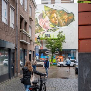 Flemming Viguurs Instagram - “Paracetamollen” - Een buitengewone samenwerking @flemming x @studiogiftig voor het project ‘Music & Murals’. Geïnspireerd op “Paracetamollen” creërde Studio Giftig deze muurschildering hartje Den Bosch.

Aanstaande vrijdag onthullen we alle details in een speciale reel. Mis het niet! 🎬

Muziek: @flemming
Art: @studiogiftig

Speciale dank aan:
Organisatie: @zinindenbosch @kingsofcolors
Modellen: @thisiswils @klaartjevdh
Verf: @veveonl @woodfield1974
Hoogwerker: @peinemann.nl
Gevel: Van Deursen Group
Foto’s: @evido.creative @bennienhuis

#flemming #studiogiftig #musicandmurals #denbosch #streetart #paracetamollen