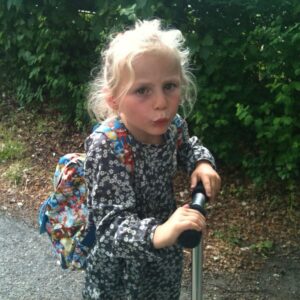 Flora Ofelia Hofmann Lindahl Instagram - 13 år i skolesystemet, en masse fravær, lidt advarsler hist og her (🥹) fem spillefilm og en serie, mm. …det er mig en gåde, hvordan det her lykkedes. Nu har jeg uendelig sommerferie🤭