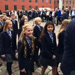 Flora Ofelia Hofmann Lindahl Instagram - 13 år i skolesystemet, en masse fravær, lidt advarsler hist og her (🥹) fem spillefilm og en serie, mm. …det er mig en gåde, hvordan det her lykkedes. Nu har jeg uendelig sommerferie🤭