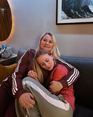 Flora Ofelia Hofmann Lindahl Instagram - It’s a wrap! | BIRTHDAY GIRL - Tak for 5 vidunderlige uger i Estland🎬