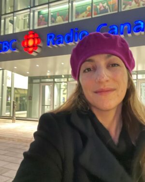 Florence K Instagram - J’adore faire de la vulgarisation scientifique à la radio! J’ai eu le grand plaisir d’être invitée à nouveau ce matin à l’émission dominicale de Franco Nuovo, « Dessine-moi un matin » sur Ici Première, pour approfondir ma chronique de la semaine dernière, qui portait sur les blues de l’hiver et le trouble affectif saisonnier. 
Aujourd’hui, on a parlé du rythme circadien, qui est affecté par le changement d’heure et de l’efficacité prouvée de la luminothérapie pour rééquilibrer notre horloge biologique et notre métabolisme, comme de l’importance de sortir dehors quand il y a du soleil! Quand nos yeux perçoivent la lumière du jour, les cellules à mélanopsine de nos yeux envoient un signal par la voie rétino-hypothalamique vers les noyaux suprachiasmatiques de l’hypothalamus. Ceux-ci enverront à leur tour un signal à la glande pinéale, qui inhibera la production de mélatonine, ou « hormone du sommeil », et stimulera la production de sérotonine, de dopamine et d’autres neurotransmetteurs qui sont bons pour l’énergie et l’humeur! Dans la noirceur, la mélatonine est synthétisée puis sécrétée à travers le sang, pour transmettre à tout le corps que c’est l’heure du dodo. Mais avec les journées écourtées, la sécrétion et l’inhibition de la mélatonine ne suivent plus leur horaire habituel, et comme trop de mélatonine peut avoir un effet dépressogène, on peut en ressentir les effets sur notre humeur, notre énergie, notre besoin de sucre, et la qualité de notre sommeil. La luminothérapie matinale pendant 30 minutes, de 7.5h à 9h après le début de notre nuit (et du début de la sécrétion de mélatonine) aide notre corps à comprendre que c’est le jour et que la mélatonine peut prendre un break, et ça c’est bon pour nous aider à prévenir et à combattre la déprime hivernale. Bouger, manger de manière équilibrée et établir une routine de sommeil régulière sont aussi des outils clefs pour le bien-être, et ce, à toutes les saisons de l’année!