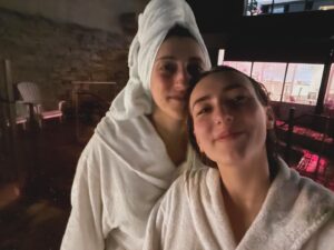 Florence K Instagram - Juste avant de débuter le marathon de fin de session, ma fille Alice et moi avons pu faire un petit voyage mère-fille sans avoir à nous déplacer très loin! Tous les mardis soirs, de 17h à 22h, les ados de 12 à 17 ans sont invités à venir profiter de l’expérience Strom accompagnés d’un adulte et on en a  pu en profiter pour passer du temps de qualité ensemble. 
 
Une visite au spa est de plus en plus considérée comme un élément important de la santé générale et de l’entretien corporel des femmes, offrant un espace de relaxation et de retrait des responsabilités de la maison et du lieu de travail. 

Cet espace thérapeutique me permet de recharger mes batteries, et de prendre une “pause de vie”. Y aller avec ma fille nous a permis de nous retrouver ailleurs que dans le tourbillon du quotidien, comme un point de chute, un moment privilégié dans une bulle qui nous appartient. 

Et la nourriture est exxxxxxquiiiiiiiiiise! 

#stromspa #strømspa #merefille @stromspa