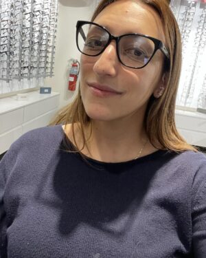 Florence K Instagram - Transition de vie…41 ans, toutes mes dents, et des lunettes de lecture! Une renaissance optique quoi! Blague à part, demain à ma chronique psycho à on y va avec un « spécial Pâques », on aborde la « renaissance », d’un point de vue psychologique. Il y a quelque chose de très lié entre la renaissance et les transitions de vie. On peut prendre l’exemple d’un mariage qui s’effrite… On assiste un peu à la fin de vie d’un mariage, on s’accroche encore un peu à celui-là, parce que l’inconnu fait peur. L’être humain aime la certitude. Mais une fois que le mariage est mort, et surtout, une fois qu’on l’a enterré, qu’on est prêts à intégrer, à digérer le changement, on laisse l’opportunité de vivre à d’autres parties de soi. On se découvre dans les relations interpersonnelles. On va peut-être découvrir d’autres choses qui ne pouvaient s’exprimer dans la relation avec notre ex. Ça peut être le même type de renaissance que lorsqu’on fait une transition de carrière, qu’on déménage, qu’on se lie d’amitié avec de nouvelles personnes, ou qu’on entame une psychothérapie. On se redécouvre dans d’autres contextes. On en parle demain avec Franco Nuovo à « Dessine-moi un matin » , sur Ici Première, à 7:10.
