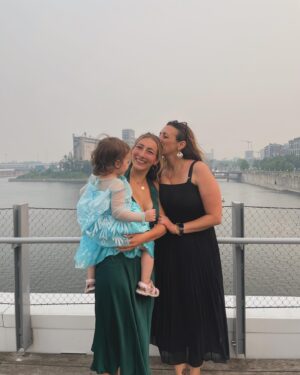 Florence K Instagram - Les couleurs de mon année: notre petite qui commence à parler et qui chaque jour nous offre des perles que nous notons religieusement, ma grande qui gradue du secondaire, un vice caché dans notre nouvelle maison, de belles et longues marches avec la poussette dans le quartier, une relation très désagréable avec un voisin, me remettre au yoga, recevoir le prix de Grande diplômée de la Teluq, une boîte de pandore qui s’est ouverte en commençant des rénos, marcher dans les Highlands d’Écosse, mon émission de radio sur CBC qui est renouvelée pour une sixième année, des briques qui se détachent du mur latéral, entamer ma deuxième année de doctorat en psycho, faire une merveilleuse tournée de Noël avec ma famille, donner des ateliers de chant et auto-compassion à un super groupe à l’Institut universitaire en santé mentale de Montréal, deux covid pénibles en deux mois en plein pendant ma série de concerts, célébrer nos 5 ans de mariage et s’aimer encore plus chaque jour, une bourse de recherche refusée parce que j’ai omis de joindre à mon dossier la page 2 (vide) du relevé de notes d’un cours d’algèbre que j’ai suivi il y a cinq ans en ligne, rendre hommage à Belafonte sur scène avec des musiciens extraordinaires, un syndrome immense de la page blanche devant mon document de présentation de recherche doctorale, enregistrer un album des chansons de Jobim, le bonheur de chanter avec ma fille sur scène et sur disque, une fatigue cognitive sournoise pendant mes Covid, mes conférences sur la dé-stigmatisation en santé mentale qui sont de plus en plus en demande, plusieurs présentations à des congrès scientifiques, passer des heures à la Ville pour aller au fond d’une histoire de mur porteur, des soupers merveilleux avec mes ami.e.s, un show de Salsa à NYC pour mes 40 ans avec ma fille, deux deuils, de nouvelles amitiés faites pour durer, faire de la vulgarisation scientifique à la télé et à la radio, apprendre à cuisiner à 5 ingrédients, et tellement plus encore! Pour 2024, je vous souhaite des bilans équilibrés et plein de blocs de lego de joie et de sérénité qui s’empilent pour construire un château de bonheur!