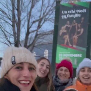 Florence K Instagram - Ce soir, c’est le premier de nos spectacles de  Noël en famille, à Chertsey! Par la suite, nous serons le 30 novembre à l’Église Saint-Hubert (St-Hubert), les 3 et 18 décembre à la Chapelle Notre-Dame-de-Bonsecours (Vieux-Montréal), à la Cathédrale Saint-Jean l’Évangéliste (St-Jean-sur-Richelieu) et le 21 décembre au Centre National des Arts (Ottawa) 

Vous pourrez y entendre les plus beaux airs de Noël chantés par la reine mère, Natalie Choquette, mes sœurs: la superstar Éléonore Lagacé et la « undercover » Ariane Lagacé, ma fille: la « babygirl »  Alice Khoriaty et moi, la « Wannabe Dr K » (nous aussi on a nos noms de Spice Girls!)