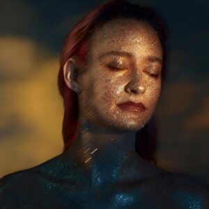 Florence K Instagram - En cette journée internationale des femmes, j’aimerais partager avec vous cette magnifique photo de ma sœur Éléonore Lagacé.  On parle beaucoup des femmes des générations antérieures, de celles qui nous ont mises au monde, avec raison, mais j’aimerais souligner l’apport des nouvelles générations de jeunes femmes, comme celles de mes sœurs et de mes filles, qui porteront le flambeau et continueront le combat pour l’équité (elles le font déjà). Elles sont déjà des modèles pour moi.