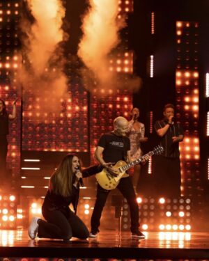 Florence K Instagram - Je n’ai pas pu rester longtemps au fantastique « En direct de l’univers » de ma soeur Éléonore Lagacé, car j’avais un show à 20h à St-Jean-sur-Richelieu. Mais les quelques minutes passées à chanter du Metallica pour elle avec mon super oncle Luc Ste-Marie à la guitare ont été pur délice !  J’ai trippé ma vie ! Je t’aime bébé soeur!