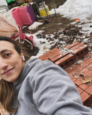 Florence K Instagram - Les couleurs de mon année: notre petite qui commence à parler et qui chaque jour nous offre des perles que nous notons religieusement, ma grande qui gradue du secondaire, un vice caché dans notre nouvelle maison, de belles et longues marches avec la poussette dans le quartier, une relation très désagréable avec un voisin, me remettre au yoga, recevoir le prix de Grande diplômée de la Teluq, une boîte de pandore qui s’est ouverte en commençant des rénos, marcher dans les Highlands d’Écosse, mon émission de radio sur CBC qui est renouvelée pour une sixième année, des briques qui se détachent du mur latéral, entamer ma deuxième année de doctorat en psycho, faire une merveilleuse tournée de Noël avec ma famille, donner des ateliers de chant et auto-compassion à un super groupe à l’Institut universitaire en santé mentale de Montréal, deux covid pénibles en deux mois en plein pendant ma série de concerts, célébrer nos 5 ans de mariage et s’aimer encore plus chaque jour, une bourse de recherche refusée parce que j’ai omis de joindre à mon dossier la page 2 (vide) du relevé de notes d’un cours d’algèbre que j’ai suivi il y a cinq ans en ligne, rendre hommage à Belafonte sur scène avec des musiciens extraordinaires, un syndrome immense de la page blanche devant mon document de présentation de recherche doctorale, enregistrer un album des chansons de Jobim, le bonheur de chanter avec ma fille sur scène et sur disque, une fatigue cognitive sournoise pendant mes Covid, mes conférences sur la dé-stigmatisation en santé mentale qui sont de plus en plus en demande, plusieurs présentations à des congrès scientifiques, passer des heures à la Ville pour aller au fond d’une histoire de mur porteur, des soupers merveilleux avec mes ami.e.s, un show de Salsa à NYC pour mes 40 ans avec ma fille, deux deuils, de nouvelles amitiés faites pour durer, faire de la vulgarisation scientifique à la télé et à la radio, apprendre à cuisiner à 5 ingrédients, et tellement plus encore! Pour 2024, je vous souhaite des bilans équilibrés et plein de blocs de lego de joie et de sérénité qui s’empilent pour construire un château de bonheur!