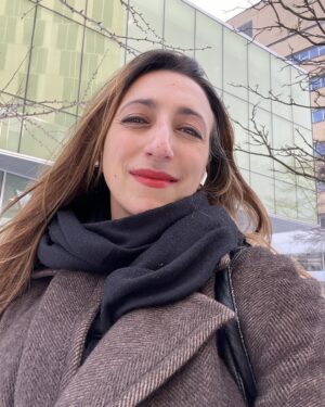 Florence K Instagram - Bonne rentrée d’hiver à tous.tes les étudiant.es ! J’entame ma cinquième session de doctorat à l’UQAM, sous le ciel de la rédaction de mon projet de thèse doctorale, qui a pris du retard à l’automne à cause des impondérables de la conciliation travail-études-famille-virus-de-garderie-covids… pour mieux m’y consacrer cette session, j’ai choisi de ne prendre qu’un seul cours, psychopathologies avancées de l’adulte. On y aborde les psychopathologies selon une perspective psychodynamique (l’arrière-petit-enfant de Freud)et on étudiera entre autres la hiérarchie des mécanismes de défense, certaines conceptions du narcissisme et de sa place dans une modélisation de la psyché, la subjectivité, la transitionnalité et la mentalisation, la place de l’identité, les niveaux d’organisation de la personnalité (axe développemental dimensionnel), le transfert, le contre-transfert et plus encore. Je suis contente parce que dans ma première année, j’avais fait un séminaire en neurobiologie et de l’évaluation en thérapie cognitive-comportementale (TCC), en plus d’une tonne de statistiques (source d’angoisse pour moi), mais ça faisait depuis le bac que je n’avais pas pris de cours en psychodynamique. Ce que j’aime de mon programme, c’est que l’on peut explorer les différentes approches de notre choix avant de se spécialiser en intervention.  Je pensais au début me diriger en neuropsychologie pour ma pratique clinique, mais je crois que mes premières amours sont en train de me rattraper: troubles de l’humeur, troubles de personnalité, dépression, et vraiment revenir à la psychologie clinique plutôt que neuropsy. Par contre, je suis d’avis que d’étudier la neuro en relation avec la psychopatho est vraiment important pour une conceptualisation bio psychosociale de la santé mentale. À part ça? Je suis toujours aussi passionnée… et je vous prépare deux belles tournées pour les prochaines semaines: un hommage à Sylvain Lelièvre, et le spectacle de mon disque « Brésil, mon amour ». Je vous mets la liste des dates et les liens d’ici la fin de la semaine! Profitez bien des petits rayons de soleil dopaminés de la journée !
