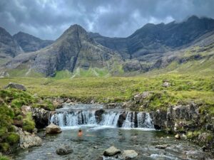 Florence K Instagram - Des petits bouts de 2023
🏴󠁧󠁢󠁳󠁣󠁴󠁿🍀
Été : j’ai réalisé un rêve: celui de me baigner dans les « fairy pools » de l’île de Skye. Je me souviendrai toujours de ce moment où, les pieds dans l’eau, au son des chutes et du vent, je me suis tournée vers les montagnes, et je les ai remerciées de me rappeler comme le tout est plus grand que la somme des parties. À ce jour, quand j’ai des moments de stress, je me ferme les yeux et je me replonge au cœur de cette scène, de ce moment, dont le souvenir jamais ne me quittera. 

Le moment présent nous sert aussi pour l’avenir, lorsqu’il devient passé mais que ses traces heureuses se font indélébiles. 

La seule image de cet instant est une source d’apaisement qui jamais ne se tarira. C’est la richesse de se constituer tout au long de notre vie un coffre aux trésors de souvenirs heureux, qu’ils aient été vécus en voyage, en famille, entre ami.e.s, avec un livre, un bon repas, dans la nature, au son de belle musique…Cueillir ces minutes précieuses et les conserver dans notre tête et notre cœur, pour nos vieux jours, pour les jours plus difficiles, ou simplement pour se faire sourire et rêver encore de temps en temps.