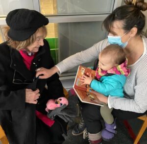 Florence K Instagram - Notre Mami adorée, notre Mami merveilleuse nous a quitté.es avant-hier en nous laissant en héritage toute la douceur, la tendresse et l’amour du monde. Tant des choses que je connais et que j’aime aujourd’hui, je les dois à toi de me les avoir apprises.  Il n’y a pas une seule journée de mon enfance où je ne trépignais pas d’impatience de savoir que tu m’attendais, dans ta maison-coffre-aux-trésors.
Les années avaient laissé si peu de traces sur ta peau qu’elle était toujours aussi douce que lorsque j’étais petite.  Puis, ce sont mes filles qui ont eu le privilège de t’avoir comme arrière-grand-maman. Je me souviendrai toujours de ta joie, à ce Noël 2005, où je t’ai dit dans l’oreille, pendant un concert de Natalie, que j’étais enceinte d’Alice! Comme tu t’en es occupée par la suite!  Tu lui auras offert ce cadeau immense qu’elle puisse avoir son arrière-grand-maman pendant presque 18 ans! Encore la semaine dernière tu demandais à Natalie de lui donner un petit bracelet que tu lui avais trouvé. Tu pensais toujours à nous, tes enfants, tes petits-enfants, tes arrière-petits-enfants.  I
ll y a dix jours, tu « prenais le thé » avec notre petite Charlotte au Première Moisson, tout sourire. Nos derniers moments ensembles, tu dessinais avec elle, des fleurs et des châteaux. Du haut de tes 93 ans, tu avais préservé tous tes réflexes avec les petits enfants, lui protégeant la tête de ta main lorsqu’elle approchait trop près d’un coin de table, t’assurant qu’elle ait de l’eau, lui demandant si elle avait faim. Comme tu as fait avec tes propres filles, Natalie et Marie-Claude, mes sœurs Éléonore et Ariane, mon cousin Olivier, tes arrières-petites-filles et moi.  Et cette femme que tu es, c’est la meilleure grand-mère que la vie n’ait jamais pu me donner. 

Merci pour tout Mami, 

Je t’aime
Ta petite-fille, Florence