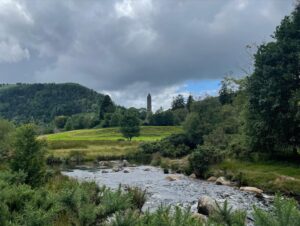 Florence K Instagram - Des petits bouts de 2023
🏴󠁧󠁢󠁳󠁣󠁴󠁿🍀
Été : j’ai réalisé un rêve: celui de me baigner dans les « fairy pools » de l’île de Skye. Je me souviendrai toujours de ce moment où, les pieds dans l’eau, au son des chutes et du vent, je me suis tournée vers les montagnes, et je les ai remerciées de me rappeler comme le tout est plus grand que la somme des parties. À ce jour, quand j’ai des moments de stress, je me ferme les yeux et je me replonge au cœur de cette scène, de ce moment, dont le souvenir jamais ne me quittera. 

Le moment présent nous sert aussi pour l’avenir, lorsqu’il devient passé mais que ses traces heureuses se font indélébiles. 

La seule image de cet instant est une source d’apaisement qui jamais ne se tarira. C’est la richesse de se constituer tout au long de notre vie un coffre aux trésors de souvenirs heureux, qu’ils aient été vécus en voyage, en famille, entre ami.e.s, avec un livre, un bon repas, dans la nature, au son de belle musique…Cueillir ces minutes précieuses et les conserver dans notre tête et notre cœur, pour nos vieux jours, pour les jours plus difficiles, ou simplement pour se faire sourire et rêver encore de temps en temps.