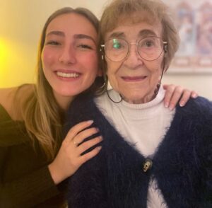 Florence K Instagram - Notre Mami adorée, notre Mami merveilleuse nous a quitté.es avant-hier en nous laissant en héritage toute la douceur, la tendresse et l’amour du monde. Tant des choses que je connais et que j’aime aujourd’hui, je les dois à toi de me les avoir apprises.  Il n’y a pas une seule journée de mon enfance où je ne trépignais pas d’impatience de savoir que tu m’attendais, dans ta maison-coffre-aux-trésors.
Les années avaient laissé si peu de traces sur ta peau qu’elle était toujours aussi douce que lorsque j’étais petite.  Puis, ce sont mes filles qui ont eu le privilège de t’avoir comme arrière-grand-maman. Je me souviendrai toujours de ta joie, à ce Noël 2005, où je t’ai dit dans l’oreille, pendant un concert de Natalie, que j’étais enceinte d’Alice! Comme tu t’en es occupée par la suite!  Tu lui auras offert ce cadeau immense qu’elle puisse avoir son arrière-grand-maman pendant presque 18 ans! Encore la semaine dernière tu demandais à Natalie de lui donner un petit bracelet que tu lui avais trouvé. Tu pensais toujours à nous, tes enfants, tes petits-enfants, tes arrière-petits-enfants.  I
ll y a dix jours, tu « prenais le thé » avec notre petite Charlotte au Première Moisson, tout sourire. Nos derniers moments ensembles, tu dessinais avec elle, des fleurs et des châteaux. Du haut de tes 93 ans, tu avais préservé tous tes réflexes avec les petits enfants, lui protégeant la tête de ta main lorsqu’elle approchait trop près d’un coin de table, t’assurant qu’elle ait de l’eau, lui demandant si elle avait faim. Comme tu as fait avec tes propres filles, Natalie et Marie-Claude, mes sœurs Éléonore et Ariane, mon cousin Olivier, tes arrières-petites-filles et moi.  Et cette femme que tu es, c’est la meilleure grand-mère que la vie n’ait jamais pu me donner. 

Merci pour tout Mami, 

Je t’aime
Ta petite-fille, Florence