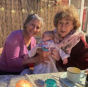 Florence K Instagram - Notre Mami adorée, notre Mami merveilleuse nous a quitté.es avant-hier en nous laissant en héritage toute la douceur, la tendresse et l’amour du monde. Tant des choses que je connais et que j’aime aujourd’hui, je les dois à toi de me les avoir apprises.  Il n’y a pas une seule journée de mon enfance où je ne trépignais pas d’impatience de savoir que tu m’attendais, dans ta maison-coffre-aux-trésors.
Les années avaient laissé si peu de traces sur ta peau qu’elle était toujours aussi douce que lorsque j’étais petite.  Puis, ce sont mes filles qui ont eu le privilège de t’avoir comme arrière-grand-maman. Je me souviendrai toujours de ta joie, à ce Noël 2005, où je t’ai dit dans l’oreille, pendant un concert de Natalie, que j’étais enceinte d’Alice! Comme tu t’en es occupée par la suite!  Tu lui auras offert ce cadeau immense qu’elle puisse avoir son arrière-grand-maman pendant presque 18 ans! Encore la semaine dernière tu demandais à Natalie de lui donner un petit bracelet que tu lui avais trouvé. Tu pensais toujours à nous, tes enfants, tes petits-enfants, tes arrière-petits-enfants.  I
ll y a dix jours, tu « prenais le thé » avec notre petite Charlotte au Première Moisson, tout sourire. Nos derniers moments ensembles, tu dessinais avec elle, des fleurs et des châteaux. Du haut de tes 93 ans, tu avais préservé tous tes réflexes avec les petits enfants, lui protégeant la tête de ta main lorsqu’elle approchait trop près d’un coin de table, t’assurant qu’elle ait de l’eau, lui demandant si elle avait faim. Comme tu as fait avec tes propres filles, Natalie et Marie-Claude, mes sœurs Éléonore et Ariane, mon cousin Olivier, tes arrières-petites-filles et moi.  Et cette femme que tu es, c’est la meilleure grand-mère que la vie n’ait jamais pu me donner. 

Merci pour tout Mami, 

Je t’aime
Ta petite-fille, Florence