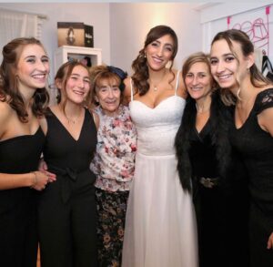 Florence K Instagram - Notre Mami adorée, notre Mami merveilleuse nous a quitté.es avant-hier en nous laissant en héritage toute la douceur, la tendresse et l’amour du monde. Tant des choses que je connais et que j’aime aujourd’hui, je les dois à toi de me les avoir apprises.  Il n’y a pas une seule journée de mon enfance où je ne trépignais pas d’impatience de savoir que tu m’attendais, dans ta maison-coffre-aux-trésors.
Les années avaient laissé si peu de traces sur ta peau qu’elle était toujours aussi douce que lorsque j’étais petite.  Puis, ce sont mes filles qui ont eu le privilège de t’avoir comme arrière-grand-maman. Je me souviendrai toujours de ta joie, à ce Noël 2005, où je t’ai dit dans l’oreille, pendant un concert de Natalie, que j’étais enceinte d’Alice! Comme tu t’en es occupée par la suite!  Tu lui auras offert ce cadeau immense qu’elle puisse avoir son arrière-grand-maman pendant presque 18 ans! Encore la semaine dernière tu demandais à Natalie de lui donner un petit bracelet que tu lui avais trouvé. Tu pensais toujours à nous, tes enfants, tes petits-enfants, tes arrière-petits-enfants.  I
ll y a dix jours, tu « prenais le thé » avec notre petite Charlotte au Première Moisson, tout sourire. Nos derniers moments ensembles, tu dessinais avec elle, des fleurs et des châteaux. Du haut de tes 93 ans, tu avais préservé tous tes réflexes avec les petits enfants, lui protégeant la tête de ta main lorsqu’elle approchait trop près d’un coin de table, t’assurant qu’elle ait de l’eau, lui demandant si elle avait faim. Comme tu as fait avec tes propres filles, Natalie et Marie-Claude, mes sœurs Éléonore et Ariane, mon cousin Olivier, tes arrières-petites-filles et moi.  Et cette femme que tu es, c’est la meilleure grand-mère que la vie n’ait jamais pu me donner. 

Merci pour tout Mami, 

Je t’aime
Ta petite-fille, Florence