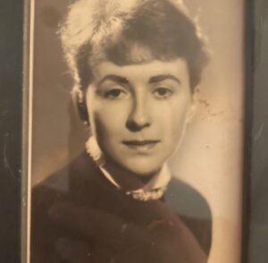 Florence K Instagram - Notre Mami adorée, notre Mami merveilleuse nous a quitté.es avant-hier en nous laissant en héritage toute la douceur, la tendresse et l’amour du monde. Tant des choses que je connais et que j’aime aujourd’hui, je les dois à toi de me les avoir apprises.  Il n’y a pas une seule journée de mon enfance où je ne trépignais pas d’impatience de savoir que tu m’attendais, dans ta maison-coffre-aux-trésors.
Les années avaient laissé si peu de traces sur ta peau qu’elle était toujours aussi douce que lorsque j’étais petite.  Puis, ce sont mes filles qui ont eu le privilège de t’avoir comme arrière-grand-maman. Je me souviendrai toujours de ta joie, à ce Noël 2005, où je t’ai dit dans l’oreille, pendant un concert de Natalie, que j’étais enceinte d’Alice! Comme tu t’en es occupée par la suite!  Tu lui auras offert ce cadeau immense qu’elle puisse avoir son arrière-grand-maman pendant presque 18 ans! Encore la semaine dernière tu demandais à Natalie de lui donner un petit bracelet que tu lui avais trouvé. Tu pensais toujours à nous, tes enfants, tes petits-enfants, tes arrière-petits-enfants.  I
ll y a dix jours, tu « prenais le thé » avec notre petite Charlotte au Première Moisson, tout sourire. Nos derniers moments ensembles, tu dessinais avec elle, des fleurs et des châteaux. Du haut de tes 93 ans, tu avais préservé tous tes réflexes avec les petits enfants, lui protégeant la tête de ta main lorsqu’elle approchait trop près d’un coin de table, t’assurant qu’elle ait de l’eau, lui demandant si elle avait faim. Comme tu as fait avec tes propres filles, Natalie et Marie-Claude, mes sœurs Éléonore et Ariane, mon cousin Olivier, tes arrières-petites-filles et moi.  Et cette femme que tu es, c’est la meilleure grand-mère que la vie n’ait jamais pu me donner. 

Merci pour tout Mami, 

Je t’aime
Ta petite-fille, Florence