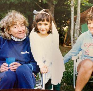 Florence K Instagram - Notre Mami adorée, notre Mami merveilleuse nous a quitté.es avant-hier en nous laissant en héritage toute la douceur, la tendresse et l’amour du monde. Tant des choses que je connais et que j’aime aujourd’hui, je les dois à toi de me les avoir apprises.  Il n’y a pas une seule journée de mon enfance où je ne trépignais pas d’impatience de savoir que tu m’attendais, dans ta maison-coffre-aux-trésors.
Les années avaient laissé si peu de traces sur ta peau qu’elle était toujours aussi douce que lorsque j’étais petite.  Puis, ce sont mes filles qui ont eu le privilège de t’avoir comme arrière-grand-maman. Je me souviendrai toujours de ta joie, à ce Noël 2005, où je t’ai dit dans l’oreille, pendant un concert de Natalie, que j’étais enceinte d’Alice! Comme tu t’en es occupée par la suite!  Tu lui auras offert ce cadeau immense qu’elle puisse avoir son arrière-grand-maman pendant presque 18 ans! Encore la semaine dernière tu demandais à Natalie de lui donner un petit bracelet que tu lui avais trouvé. Tu pensais toujours à nous, tes enfants, tes petits-enfants, tes arrière-petits-enfants.  I
ll y a dix jours, tu « prenais le thé » avec notre petite Charlotte au Première Moisson, tout sourire. Nos derniers moments ensembles, tu dessinais avec elle, des fleurs et des châteaux. Du haut de tes 93 ans, tu avais préservé tous tes réflexes avec les petits enfants, lui protégeant la tête de ta main lorsqu’elle approchait trop près d’un coin de table, t’assurant qu’elle ait de l’eau, lui demandant si elle avait faim. Comme tu as fait avec tes propres filles, Natalie et Marie-Claude, mes sœurs Éléonore et Ariane, mon cousin Olivier, tes arrières-petites-filles et moi.  Et cette femme que tu es, c’est la meilleure grand-mère que la vie n’ait jamais pu me donner. 

Merci pour tout Mami, 

Je t’aime
Ta petite-fille, Florence