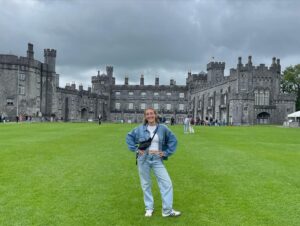 Florence K Instagram - Des petits bouts de 2023
🏴󠁧󠁢󠁳󠁣󠁴󠁿🍀
Été : j’ai réalisé un rêve: celui de me baigner dans les « fairy pools » de l’île de Skye. Je me souviendrai toujours de ce moment où, les pieds dans l’eau, au son des chutes et du vent, je me suis tournée vers les montagnes, et je les ai remerciées de me rappeler comme le tout est plus grand que la somme des parties. À ce jour, quand j’ai des moments de stress, je me ferme les yeux et je me replonge au cœur de cette scène, de ce moment, dont le souvenir jamais ne me quittera. 

Le moment présent nous sert aussi pour l’avenir, lorsqu’il devient passé mais que ses traces heureuses se font indélébiles. 

La seule image de cet instant est une source d’apaisement qui jamais ne se tarira. C’est la richesse de se constituer tout au long de notre vie un coffre aux trésors de souvenirs heureux, qu’ils aient été vécus en voyage, en famille, entre ami.e.s, avec un livre, un bon repas, dans la nature, au son de belle musique…Cueillir ces minutes précieuses et les conserver dans notre tête et notre cœur, pour nos vieux jours, pour les jours plus difficiles, ou simplement pour se faire sourire et rêver encore de temps en temps.