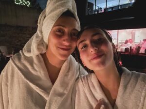 Florence K Instagram - Juste avant de débuter le marathon de fin de session, ma fille Alice et moi avons pu faire un petit voyage mère-fille sans avoir à nous déplacer très loin! Tous les mardis soirs, de 17h à 22h, les ados de 12 à 17 ans sont invités à venir profiter de l’expérience Strom accompagnés d’un adulte et on en a  pu en profiter pour passer du temps de qualité ensemble. 
 
Une visite au spa est de plus en plus considérée comme un élément important de la santé générale et de l’entretien corporel des femmes, offrant un espace de relaxation et de retrait des responsabilités de la maison et du lieu de travail. 

Cet espace thérapeutique me permet de recharger mes batteries, et de prendre une “pause de vie”. Y aller avec ma fille nous a permis de nous retrouver ailleurs que dans le tourbillon du quotidien, comme un point de chute, un moment privilégié dans une bulle qui nous appartient. 

Et la nourriture est exxxxxxquiiiiiiiiiise! 

#stromspa #strømspa #merefille @stromspa