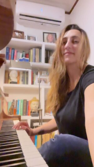 Florence K Instagram - 🎄🎄🎅🏻🎅🏻🤶🤶🎹🎙️🎵
90 secondes de musique