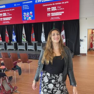 Florence K Instagram - C’est avec une joie immense et beaucoup de fierté que j’ai reçu aujourd’hui le Prix de la relève au 91e congrès de l’Acfas (Association francophone pour le savoir), pour mon parcours académique et pour mes travaux de recherche sur les liens entre la variabilité de l’humeur, la créativité et le bien-être psychologique chez les artistes des arts vivants (mon sujet de thèse). Je tiens à remercier mes co-superviseur.es, Arielle Bonneville-Roussy et Pier-Luc de Chantal, ainsi que ma directrice de séminaire, Thérèse Bouffard. La valeur du savoir que ces merveilleuses personnes  me transmettent est inestimable, tout comme leur passion pour la recherche. Je remercie également le département de psychologie de l’UQAM pour la qualité de l’éducation que j’y reçois en tant que future chercheuse et clinicienne. Je n’aurais  jamais pensé il y a 20 ans, alors que je commençais ma carrière d’artiste,  que je serais aussi excitée de recevoir un prix pour la recherche scientifique qu’un Félix ou un Juno! 😂 Les accidents de parcours que la vie met sur notre chemin nous mènent parfois dans des directions inattendues mais oh! combien plaisantes. Félicitations à tous.tes les autres lauréates!  #acfas #releve #recherche #science #uqam #psychologie #psychologiecognitive