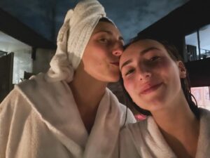 Florence K Instagram - Juste avant de débuter le marathon de fin de session, ma fille Alice et moi avons pu faire un petit voyage mère-fille sans avoir à nous déplacer très loin! Tous les mardis soirs, de 17h à 22h, les ados de 12 à 17 ans sont invités à venir profiter de l’expérience Strom accompagnés d’un adulte et on en a  pu en profiter pour passer du temps de qualité ensemble. 
 
Une visite au spa est de plus en plus considérée comme un élément important de la santé générale et de l’entretien corporel des femmes, offrant un espace de relaxation et de retrait des responsabilités de la maison et du lieu de travail. 

Cet espace thérapeutique me permet de recharger mes batteries, et de prendre une “pause de vie”. Y aller avec ma fille nous a permis de nous retrouver ailleurs que dans le tourbillon du quotidien, comme un point de chute, un moment privilégié dans une bulle qui nous appartient. 

Et la nourriture est exxxxxxquiiiiiiiiiise! 

#stromspa #strømspa #merefille @stromspa