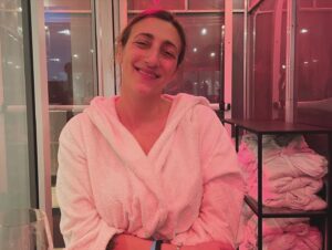 Florence K Instagram - Juste avant de débuter le marathon de fin de session, ma fille Alice et moi avons pu faire un petit voyage mère-fille sans avoir à nous déplacer très loin! Tous les mardis soirs, de 17h à 22h, les ados de 12 à 17 ans sont invités à venir profiter de l’expérience Strom accompagnés d’un adulte et on en a  pu en profiter pour passer du temps de qualité ensemble. 
 
Une visite au spa est de plus en plus considérée comme un élément important de la santé générale et de l’entretien corporel des femmes, offrant un espace de relaxation et de retrait des responsabilités de la maison et du lieu de travail. 

Cet espace thérapeutique me permet de recharger mes batteries, et de prendre une “pause de vie”. Y aller avec ma fille nous a permis de nous retrouver ailleurs que dans le tourbillon du quotidien, comme un point de chute, un moment privilégié dans une bulle qui nous appartient. 

Et la nourriture est exxxxxxquiiiiiiiiiise! 

#stromspa #strømspa #merefille @stromspa