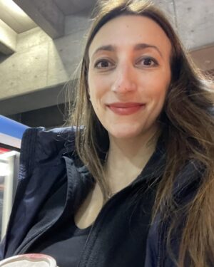 Florence K Instagram - Il fait soleil, j’ai dormi 8 heures en ligne, le café est bon, je suis en route vers l’excellent cours d’évaluation et intervention pour le stress post-traumatique avec Dre Pascale Brillon, psychologue extraordinaire spécialisée en la matière et qui donne un cours fascinant, mon projet de recherche doctorale avance et je crois que je le remettrai dans les délais,  et mon mari a fait un bolognese hors du commun. Que demander de mieux?😃😃
Bonne journée à vous aussi!!! ♥️😎