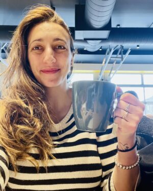 Florence K Instagram - Super nouvelle! J’animerai une nouvelle chronique de psychologie à l’émission de radio “Dessine-moi un matin” avec Franco Nuovo! De plus, on m’a donné l’opportunité d’intégrer mes deux plus grandes passions et j’ouvrirai chaque segment en vous chantant une petite chanson au piano à queue du studio. Vous pourrez m’entendre dès ce dimanche matin à 7h15 sur Ici Première. 

Le sujet de cette semaine: la musique et la mémoire. J’y parlerai de l’effet de la musique que l’on aime sur l’encodage et sur la récupération de nouvelles informations dans notre mémoire épisodique. Je vous parlerai aussi de la façon dont la musique apporte du réconfort dans la maladie d’Alzheimer et du cas de Clive Wearing, un chef de chœur qui, même atteint d’amnésie sévère, pouvait encore se souvenir des œuvres qu’il avait déjà joué.  La musique ouvre les portes de notre mémoire et les émotions en sont les clefs! 

Un gros merci à l’une de mes meilleures profs d’université : Isabelle Peretz, PhD, qui
m’a enseigné le cours de neurocognition de la musique et m’a transféré d’innombrables connaissances à ce sujet! 

Hâte de vous retrouver dimanche matin!  #chroniquepsy #musique #memoire #radio #ici #première #icipremiere @icircpremiere