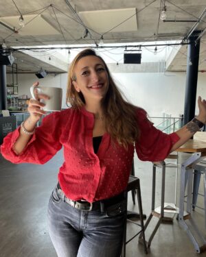 Florence K Instagram - Coucou tout le monde! Je suis super excitée de répéter aujourd’hui pour notre conférence à la Société des arts technologiques, montée avec mon amie Nessa Ghassemi-Bakhtiari, qui est candidate au doctorat en psychologie avec moi à l’UQAM!  Ensemble on va vous parler d’éco-anxiété comme moteur de transformation créative. Un sujet d’actualité qui nous rejoint tous d’une façon ou d’une autre. Ensemble on explorera les questions suivantes: qu’est-ce que l’éco-anxiété au juste? Pourquoi est-ce que ce qu’il ne faut pas la pathologiser? Comment la réguler d’une manière saine, tout en l’utilisant pour instaurer des changements collectifs? Comment la vivre en collectivité? Comment la créativité peut s’insérer dans notre façon de réguler l’éco-anxiété? Comment la créativité musicale peut-elle être un facteur de cohésion sociale? Comment la créativité peut-elle nous rassembler afin de faire face aux défis qui se tiennent devant nous en tant que société? 
Comme le sujet de thèse doctorale de Nessa porte sur l’éco-anxiété, et la mienne sur la créativité en lien avec les variations de l’humeur, on a décidé de mettre en commun nos intérêts afin de monter ensemble cette conférence immersive dans le magnifique dôme de la SAT. 
Ça a lieu les 14 et 15 octobre à 11:30. Et oui, je vais chanter un peu pour vous! Et… avec vous! Voir le lien pour les billets! 
En partenariat avec Beneva et l’UQAM! 

Lien pour les billets: 
https://sat.qc.ca/fr/evenements/en-equilibre