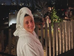 Florence K Instagram - Juste avant de débuter le marathon de fin de session, ma fille Alice et moi avons pu faire un petit voyage mère-fille sans avoir à nous déplacer très loin! Tous les mardis soirs, de 17h à 22h, les ados de 12 à 17 ans sont invités à venir profiter de l’expérience Strom accompagnés d’un adulte et on en a  pu en profiter pour passer du temps de qualité ensemble. 
 
Une visite au spa est de plus en plus considérée comme un élément important de la santé générale et de l’entretien corporel des femmes, offrant un espace de relaxation et de retrait des responsabilités de la maison et du lieu de travail. 

Cet espace thérapeutique me permet de recharger mes batteries, et de prendre une “pause de vie”. Y aller avec ma fille nous a permis de nous retrouver ailleurs que dans le tourbillon du quotidien, comme un point de chute, un moment privilégié dans une bulle qui nous appartient. 

Et la nourriture est exxxxxxquiiiiiiiiiise! 

#stromspa #strømspa #merefille @stromspa