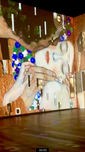 Florencia Berner Instagram - 🎨 Klimt y el Art Nouveau. Sumergirse en obras de pinturas de Gustav Klimt, Alfons Munch y Aubrey Beardsley, con experiencia musical y detallado relato de las mismas 🤯✨ @fixiona6060 

📍Apoquindo 6060, Las Condes
Ⓜ️ Manquehue
💲Descuentos con Club La Tercera, Vecinos Las Condes y tarjeta mi vita.
📩 Si tienes preguntas

Apúrense que tienen hasta el martes 🏃🏾‍♂️

#arte #arteinmersivo #klimt #panorama #panoramassantiago