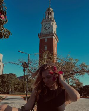 Florencia Berner Instagram - Atentis viajerxs💃 ✈️ aquí los Top 5 en Bs Aires:

-Puerto Madero, Tango en vivo “Madero Tango”, TREMENDO. Puente de la mujer. Restaurant italiano “La Parolaccia” apto pa vegetas. Caminen hacia el Centro cultural, junto a la Casa rosada 💓

-Caminito, salgan bien temprano, que se llena sobretodo cuando hay partido porque esta el Boca al lado

-Ateneo 📚 Barrio Recoleta 🏛️ 🪷

-San Telmo, Mercado San Telmo - los domingos hay una feria chorísima de antigüedades 

-Teatro Colón, obras en cualquier teatro, geniales. Calle Arroyo a tomarse un ☕️ 

Me faltó Palermo porque nos enfermamos mal 🥹  menos mal nos quedamos en un Airbnb bbb, que si quieren les paso el dato 💓 

Guarde este post para su carpeta de viajes que nunca ve y comenta qué lugar me faltó 🤯