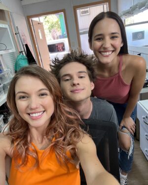 Florencia Berner Instagram - Y terminó en paramount 💔 videos pal recuerdo del backstage 🙌🏻

Gracias a lxs q nos acompañaron en este proceso y a toda la gente linda trabajadora hermosa ❤️ lo pasamos bien y aprendimos mucho muchoo 💪🏻 

Viste el final? @dimeconquienandaschv @paramountplusar @chilevision