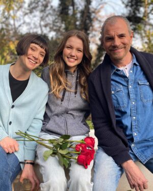 Florencia Berner Instagram - La Saruca en la casa de Machos, en locaciones con naturaleza inolvidable y colegas y equipo de trabajo admirables 🖤 

Emocionantes resultados de este increíble rodaje. Muchas gracias por todo el cariño 💙

 @secretosdefamilia13cl @primevideolat @canal13cl @agtvproducciones @ac_managementcl