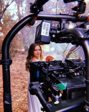 Florencia Berner Instagram - La Saruca en la casa de Machos, en locaciones con naturaleza inolvidable y colegas y equipo de trabajo admirables 🖤 

Emocionantes resultados de este increíble rodaje. Muchas gracias por todo el cariño 💙

 @secretosdefamilia13cl @primevideolat @canal13cl @agtvproducciones @ac_managementcl